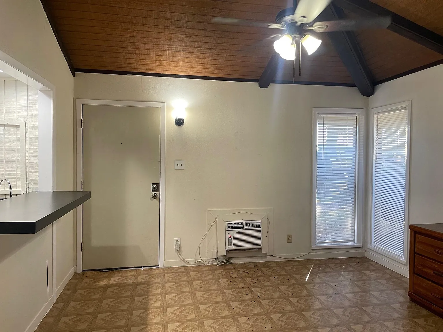 1 bed, 1.0 bath, 420 sqft, $950 — Photo 3