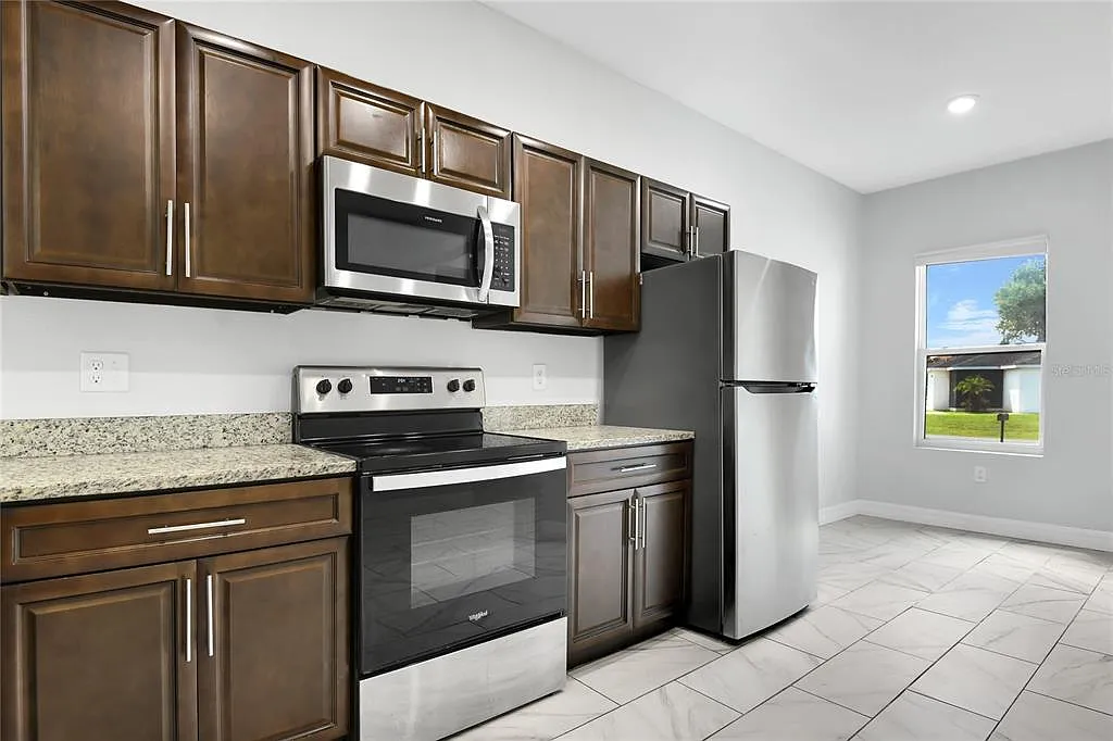 3 bed, 2.0 bath, 1162 sqft, $2,100 — Photo 4