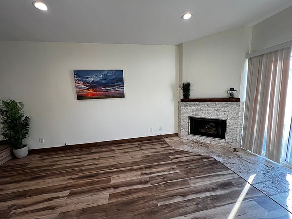 4th image of 22865 Del Valle St Unit 1