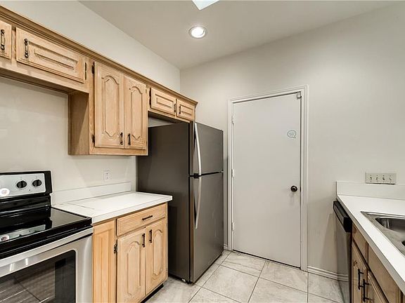 4th image of 2537 Millcroft Ln