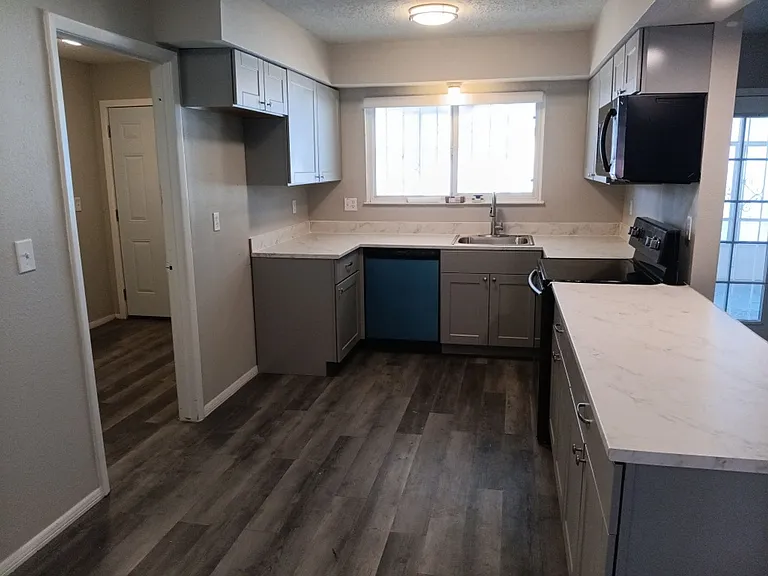 4001 Wellesley Dr NE — Photo 9