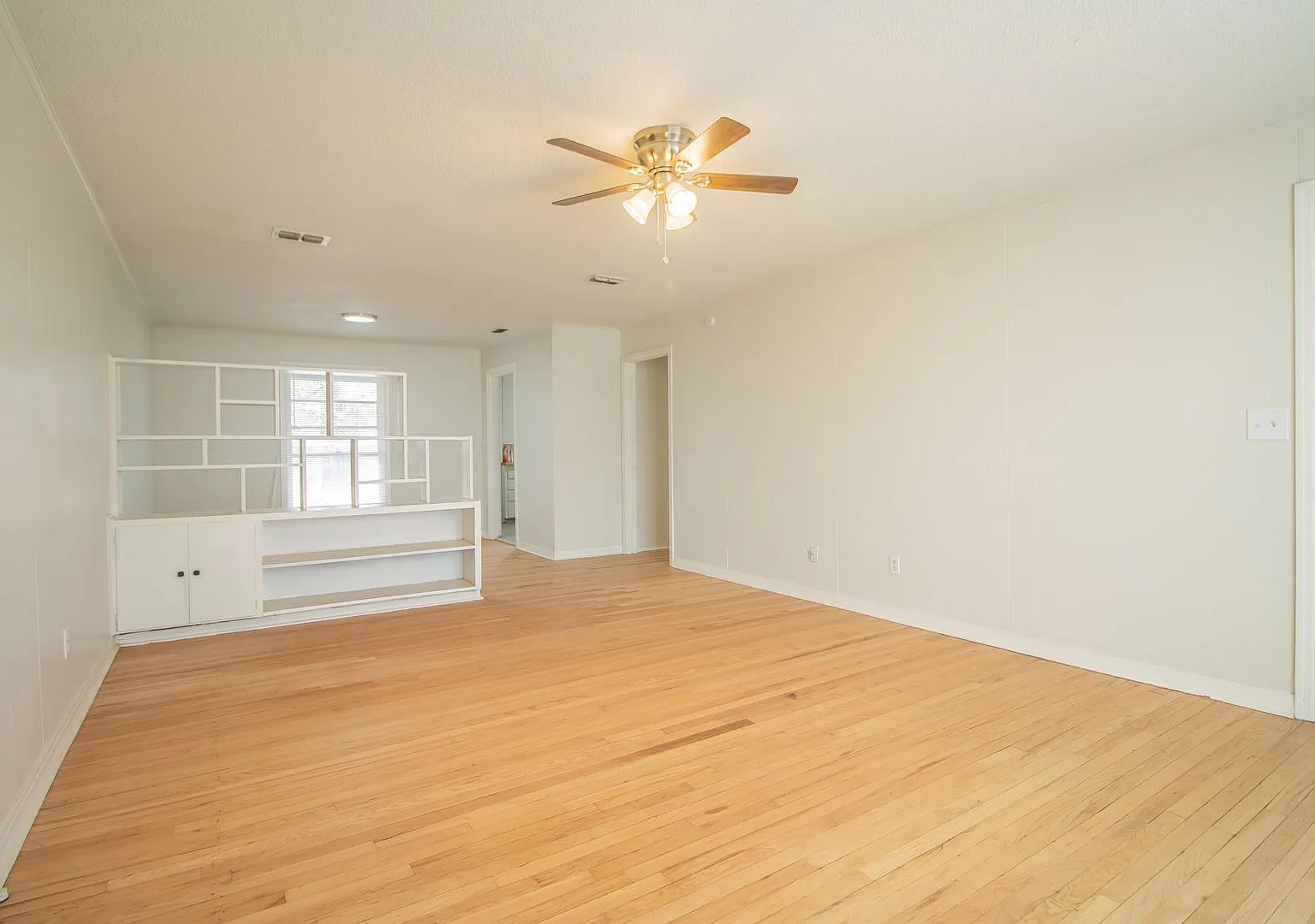 Spacious 3 bedroom with Big Backyard — Photo 4