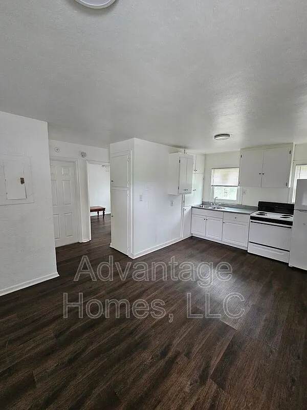 1015 N Scott Ave — Photo 3