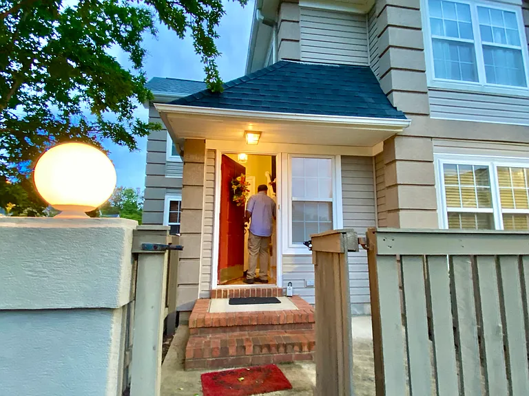 1110 Queens Xing — Photo 3