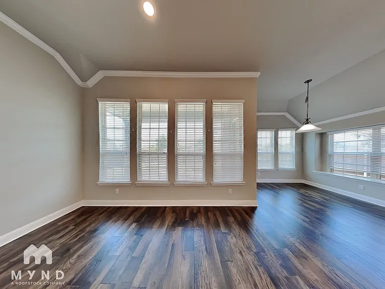 523 Pineview Dr — Photo 2