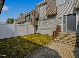 920 N 39th St, Grand Forks, ND 58203