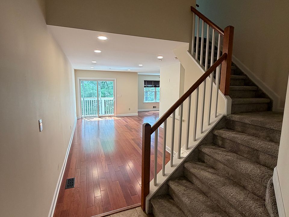 1st image of 604 Knollwood Ct #604