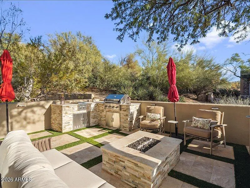 2 bed, 2.5 bath, 2008 sqft, $5,500 — Photo 2