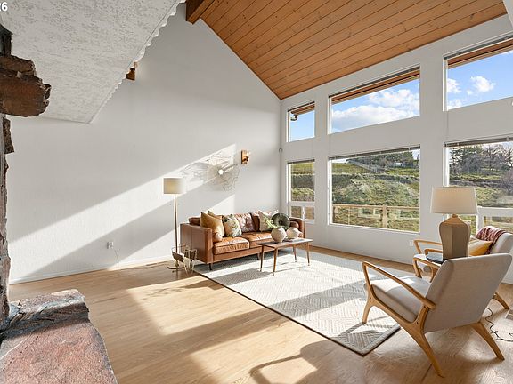 5th image of 704 NW 3rd Dr