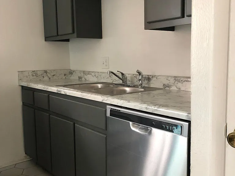 3829 Roseland Ave — Photo 8