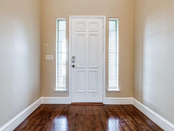 5th image of 300 Foxcroft Ln