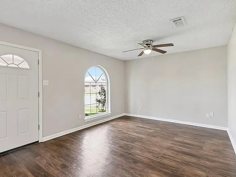 1105 Warren Dr — Photo 2