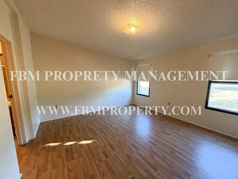 633 Mosley Rd — Photo 17