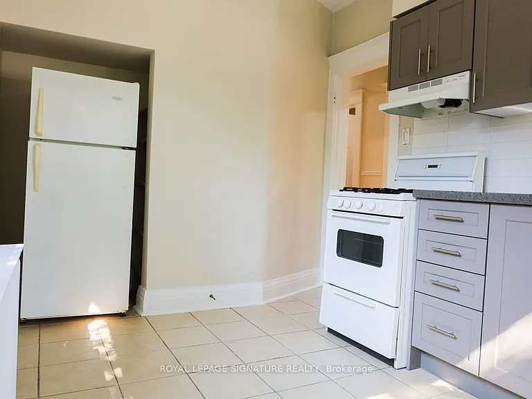 111 Northcliffe Blvd #ALL INCLUSIVE UPPER — Photo 4