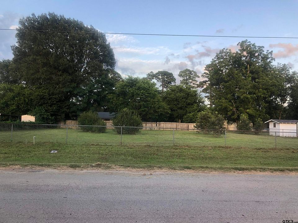 2nd image of 319 Daniels St