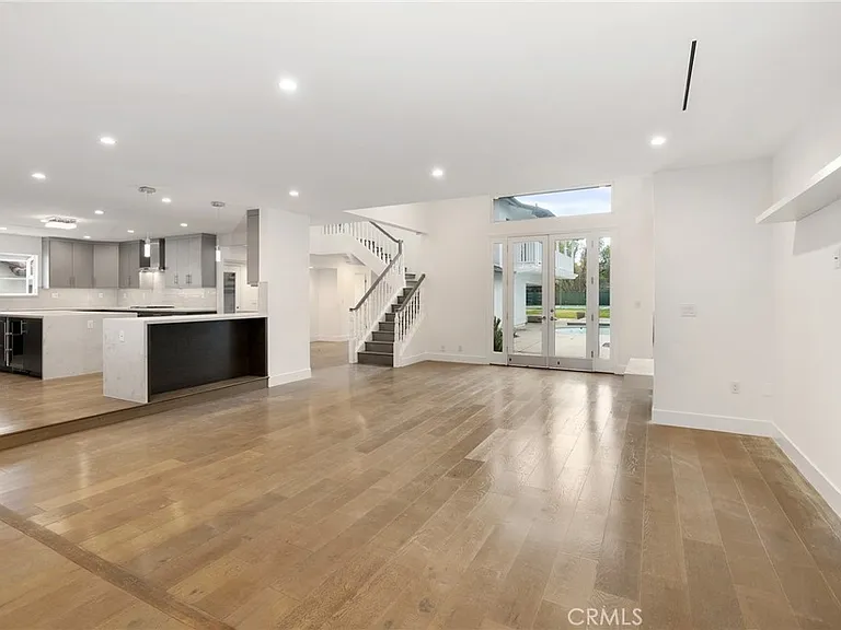 22904 Calvert St — Photo 17