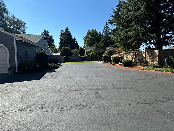 5th image of 3411 Tahoma Pl W
