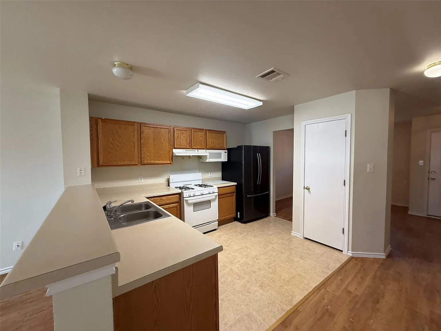 3 bed, 2.0 bath, 1288 sqft, $1,695 — Photo 2