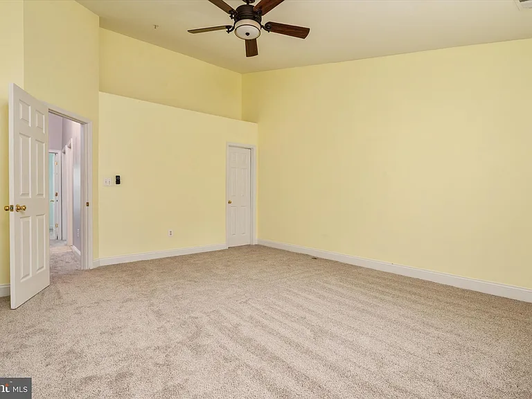 824 Stonehurst Ct — Photo 17