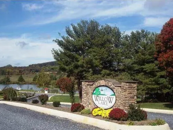15 Waterfront Dr, Raphine, VA 24472