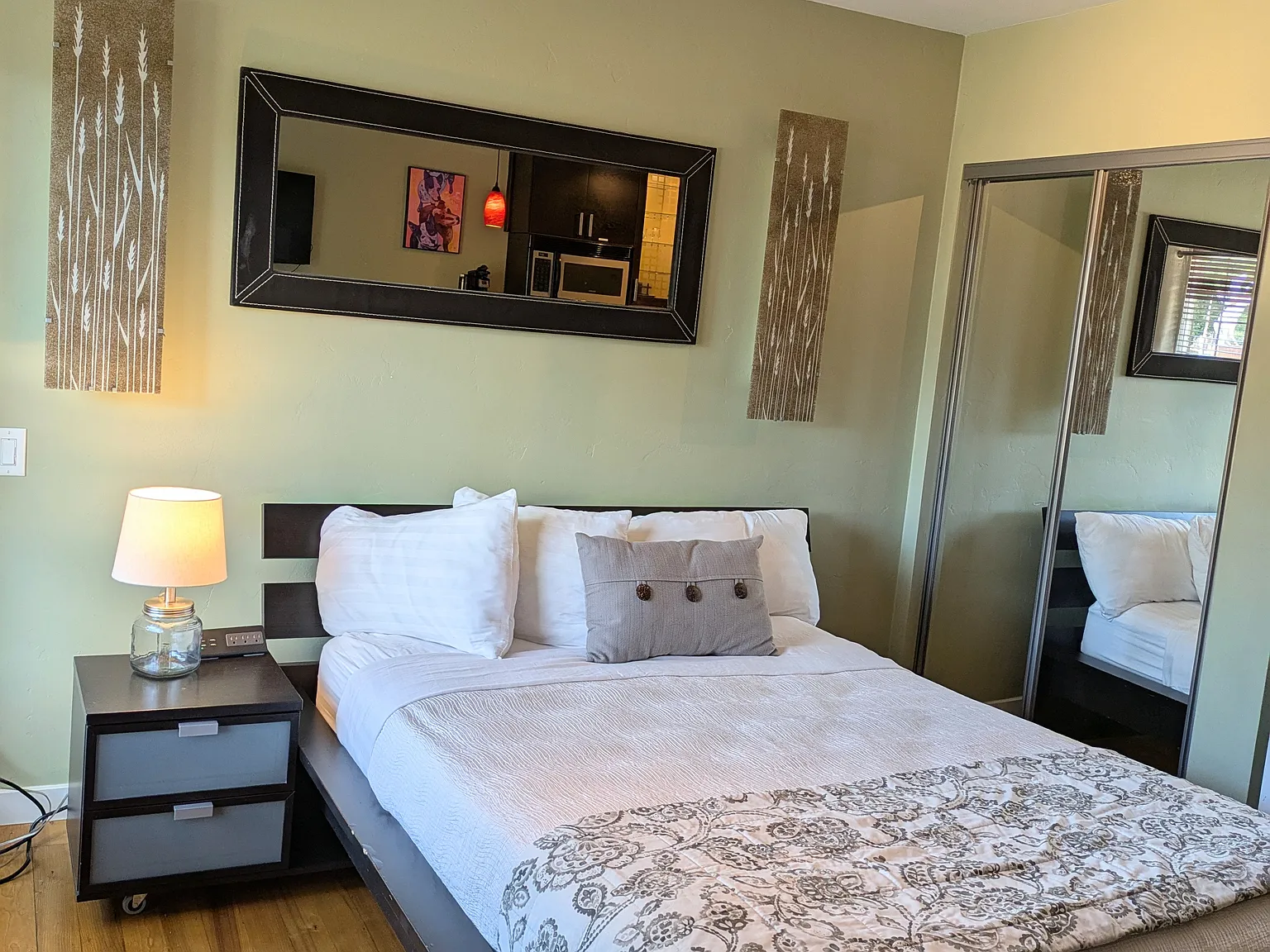 Studio, 300 sqft, $975 — Photo 4