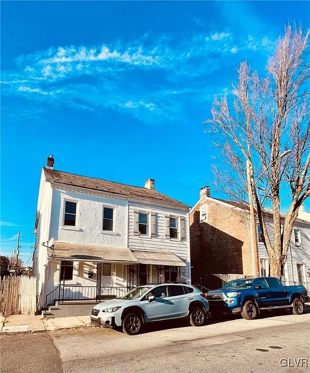 311 E Walnut St photo 1