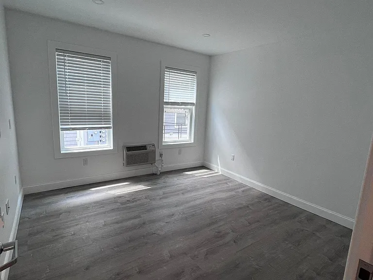 CORPORATE EXECUTIVE HOUSING — Photo 13