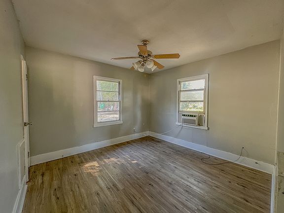 5th image of 824 E Jane St