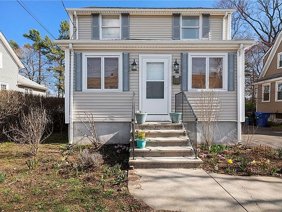 3rd image of 46 Dunbar Ave E