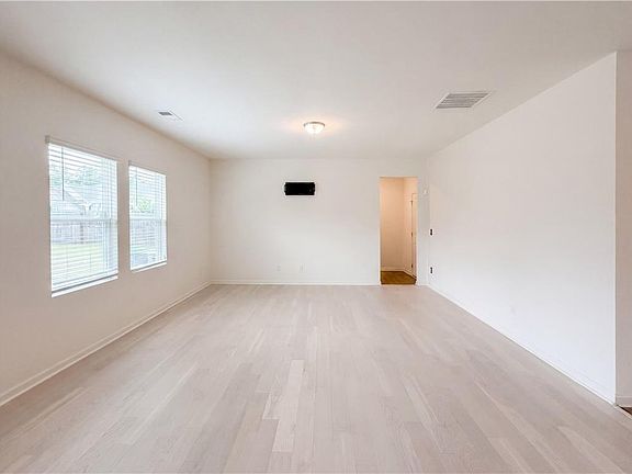 3rd image of 15 Regal Ln