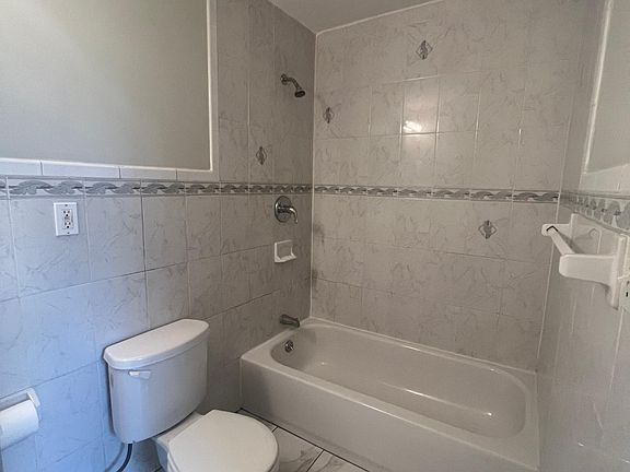 5th image of 210 N 15th St APT 11