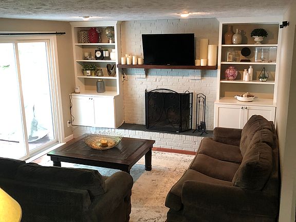 LR w/ wood burning fireplace