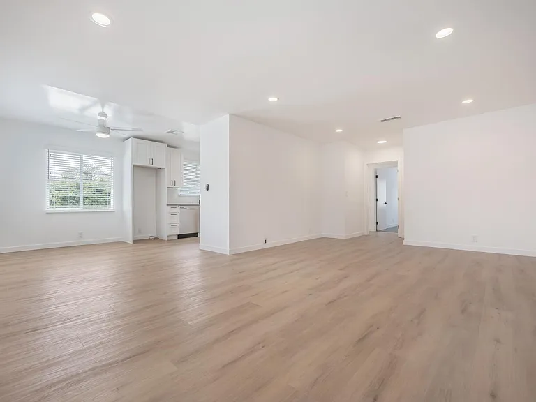 3201 S Barrington Ave #F — Photo 14