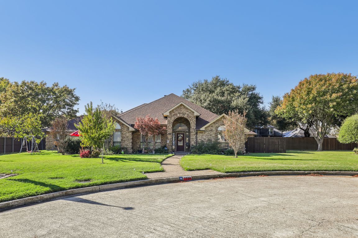 Meadows Cir-S2211-001.jpg