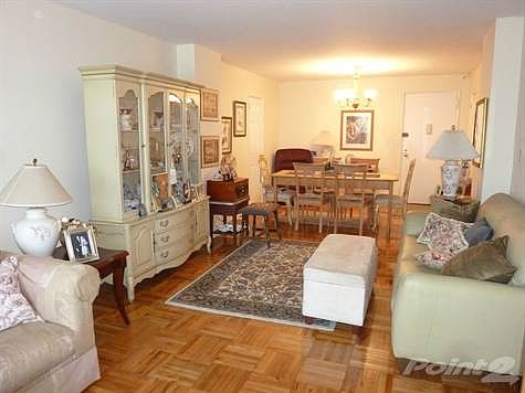 EXTRA LARGE LIVING ROOM.... PARQUET FLOORS....