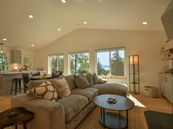 1200 Eric Ln, Homer, AK 99603