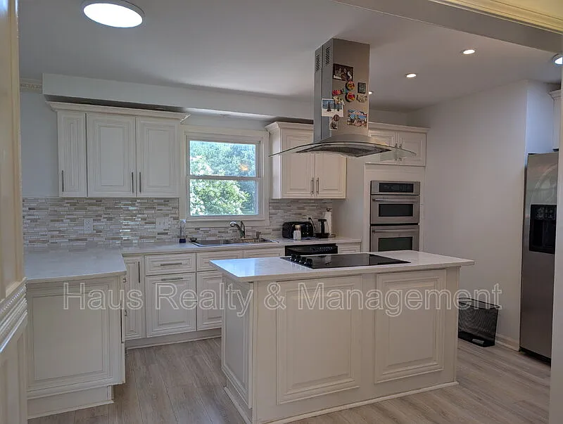 5 bed, 2.5 bath, 2486 sqft, $2,600 — Photo 2