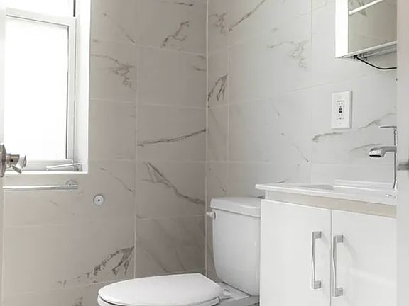 5th image of 324 E 77th St APT 3D