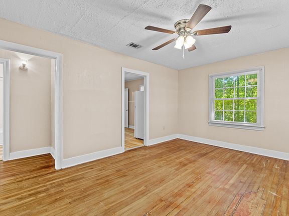2nd image of 915 W 6th St