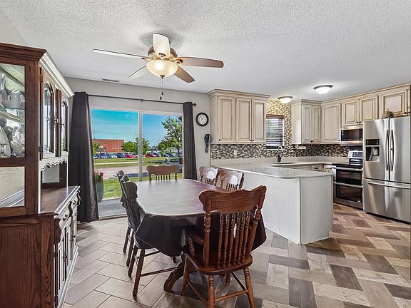 4th image of 1047 NW Prairie Ridge Dr