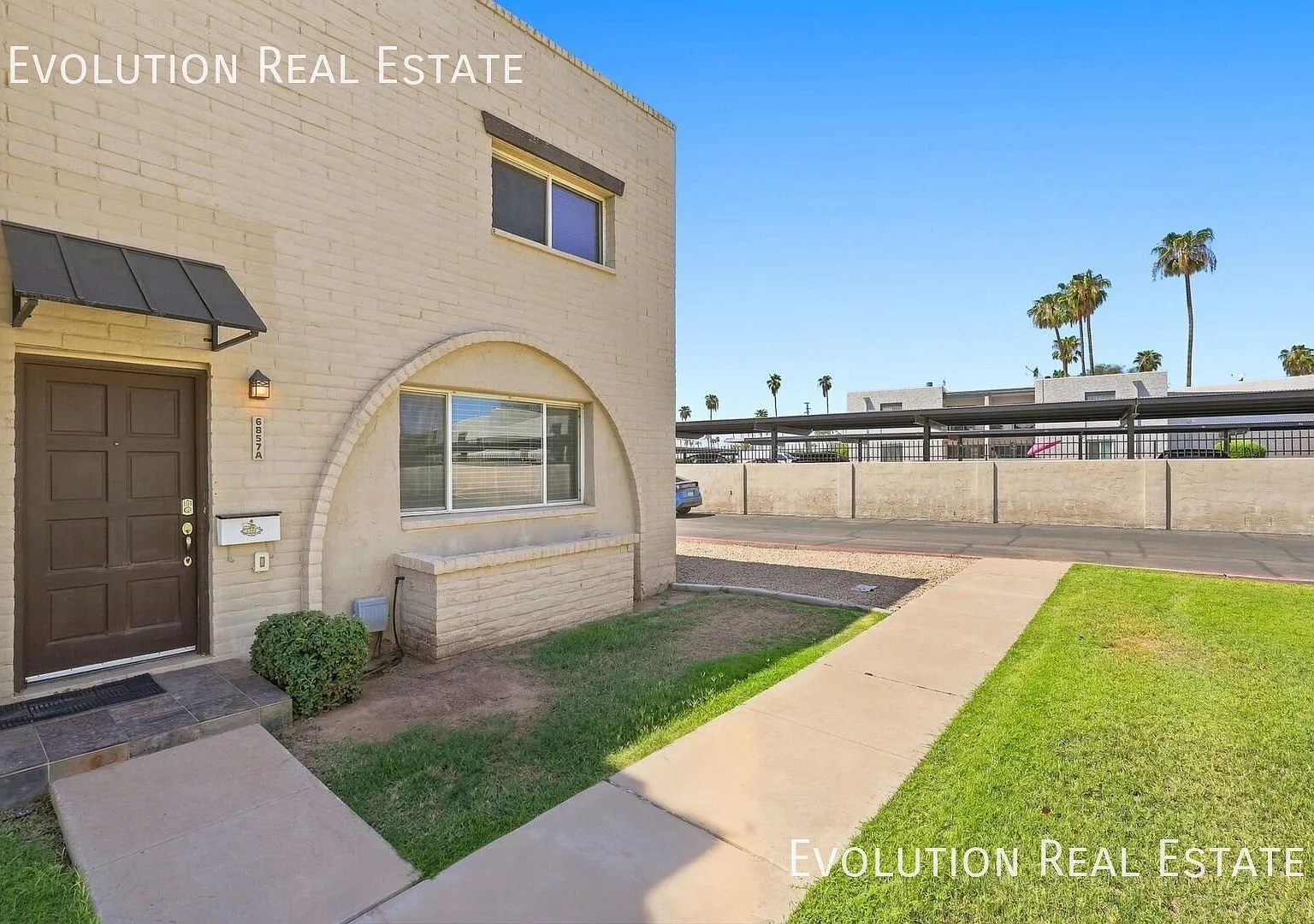 Charming End-Unit Townhome in the Heart of Old Town Scottsdale — Photo 3