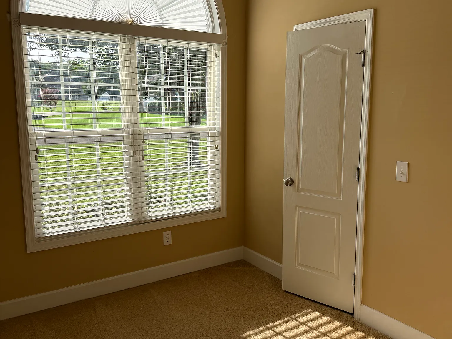 4 bed, 2422 sqft, $1,995 — Photo 3
