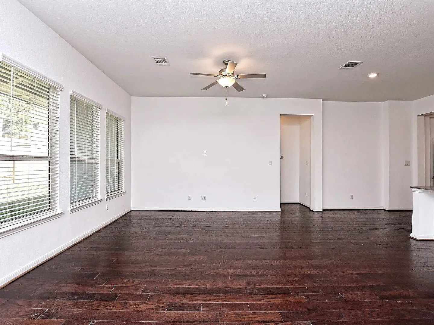 Room in 4 Bedroom Home Georgetown — Photo 3