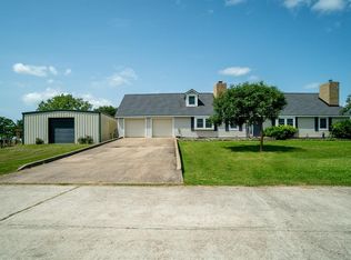 407 Chuckwagon Trl, Angleton, TX 77515