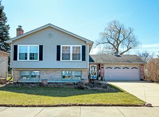 3 E Hintz Rd, Arlington Heights, IL 60004