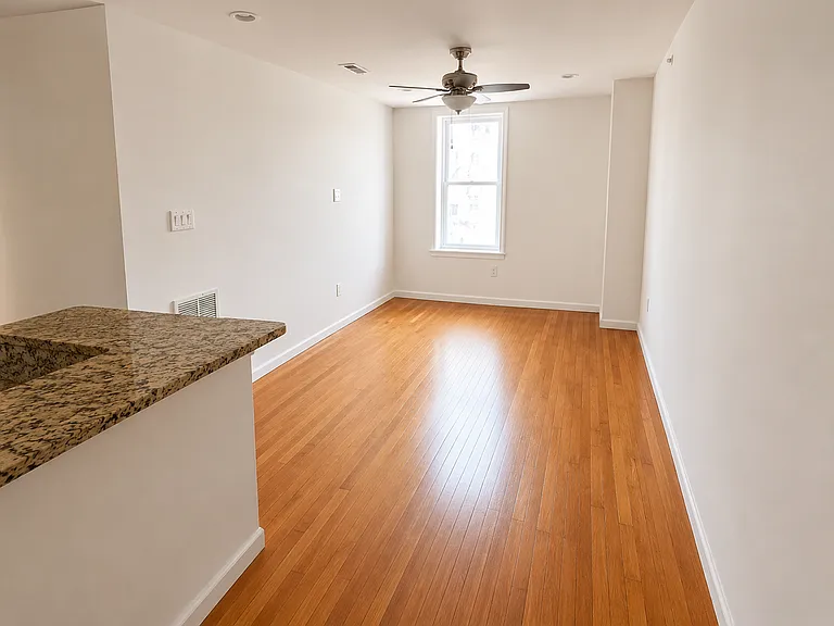 1932 N 7th St #8 — Photo 2