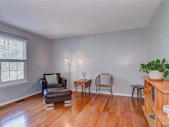 4th image of 1324 Creekview Dr