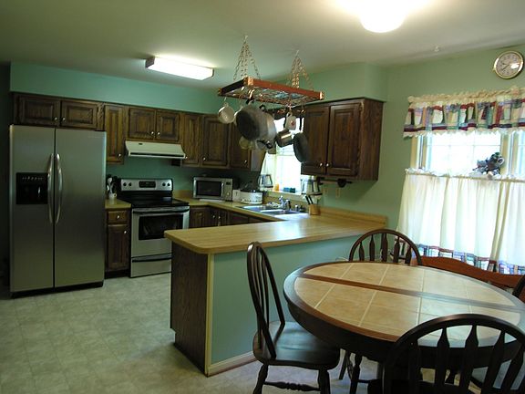 Kitchen & Breakfast Area