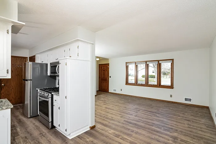3 bed, 2.0 bath, 2043 sqft, $2,795 — Photo 4