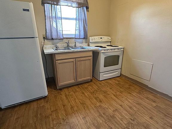 2nd image of 2514 Sunset Blvd #2